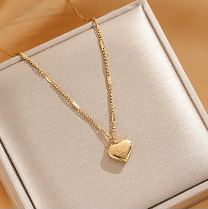 Light luxury high-end heart pendant necklace, women's new temperament accessory, heart-shaped titanium steel lock chain
