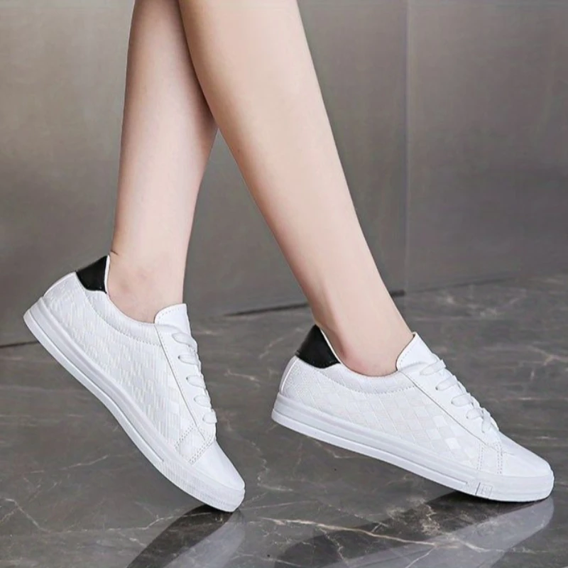 Lightweight White Running Shoes Women Breathable Basic Flat Sole Casual Sport 2026 Spring Versatile Sneaker