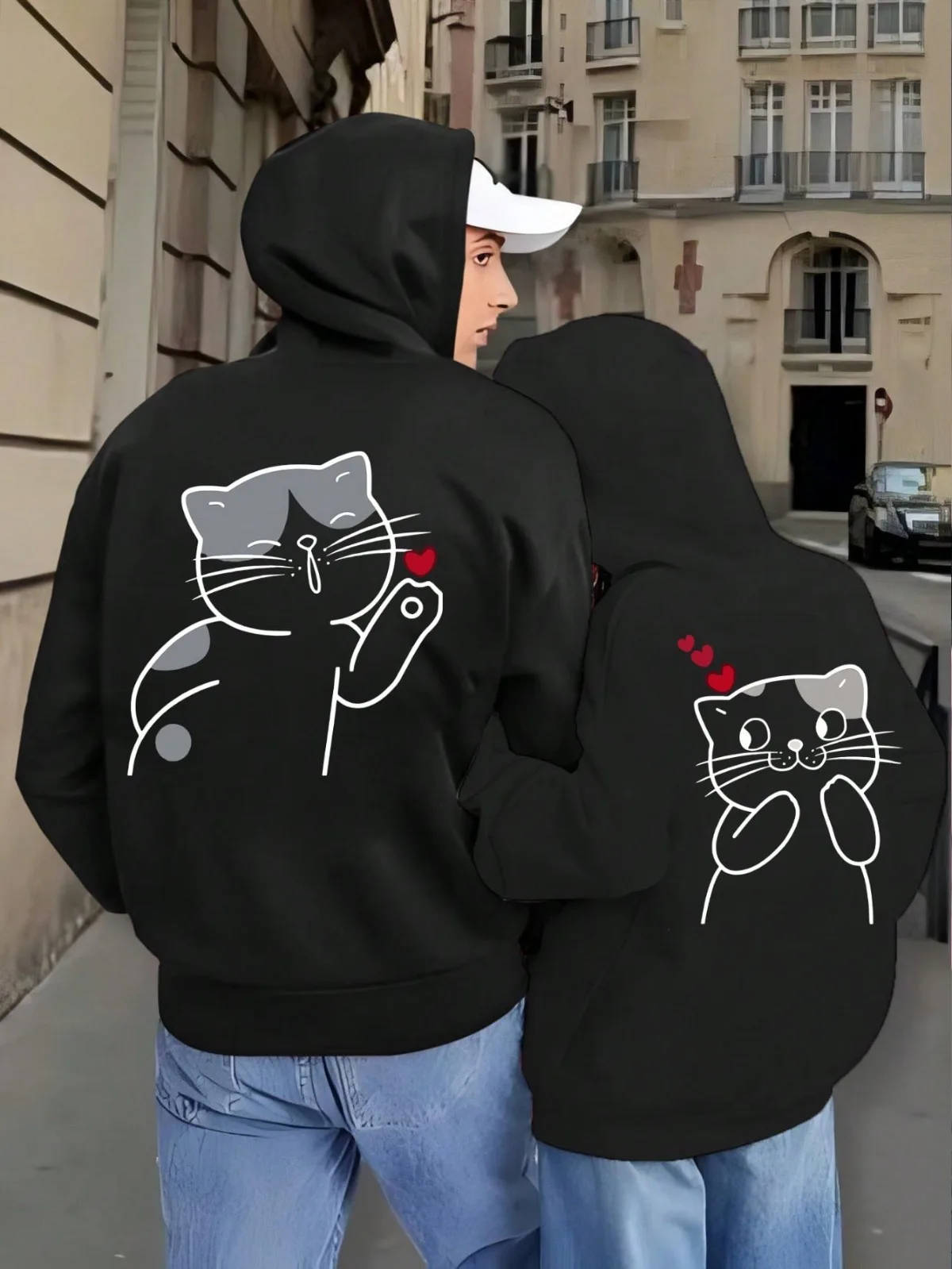 เสื้อฮู้ดคู่รักน่ารัก 1 ชิ้น เสื้อสเวตเชิ้ตเข้าชุดมีกระเป๋า ลายแมวน้อยขี้เล่นและหัวใจ ซักได้ สวมใส่สบาย เหมาะสำหรับกิจกรรมกลางแจ้งและกีฬา