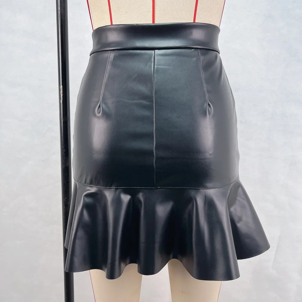 SKMY Damska Spódnica Skórzana Mini na Jesień Zimę 2025, Nowa Modna, Asymetryczna, z Falbankami, Patchworkiem, Guzikami i Rozcięciem, w Stylu Spicy Girls