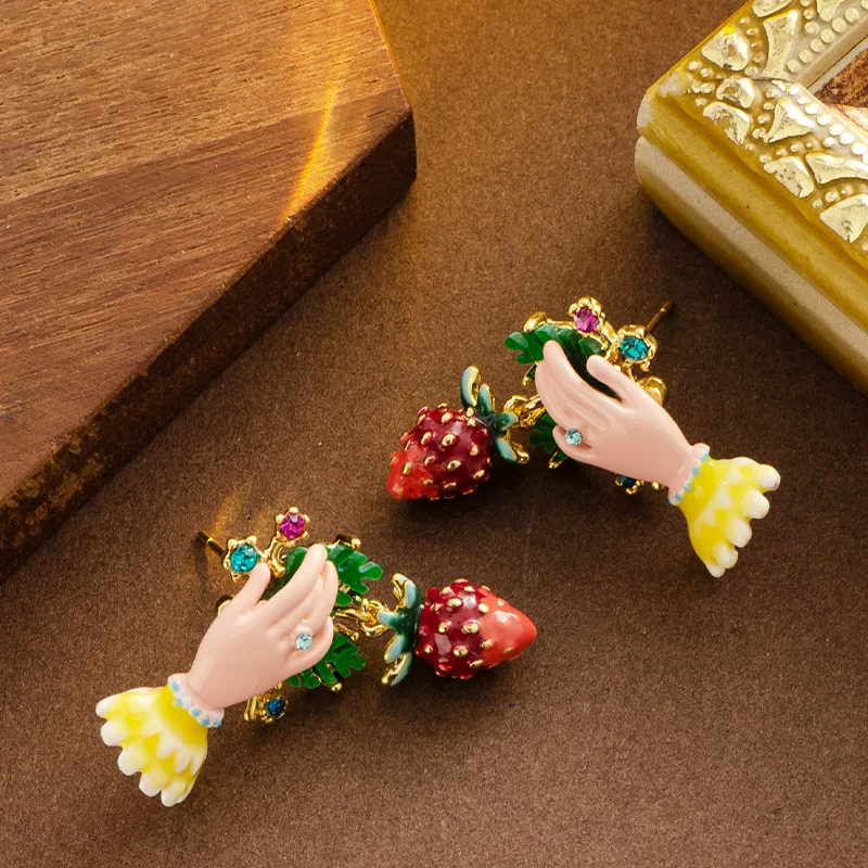 

Sweet and fashionable oil dripping four seasons berry red strawberry earrings women's high-end temperament simple earrings