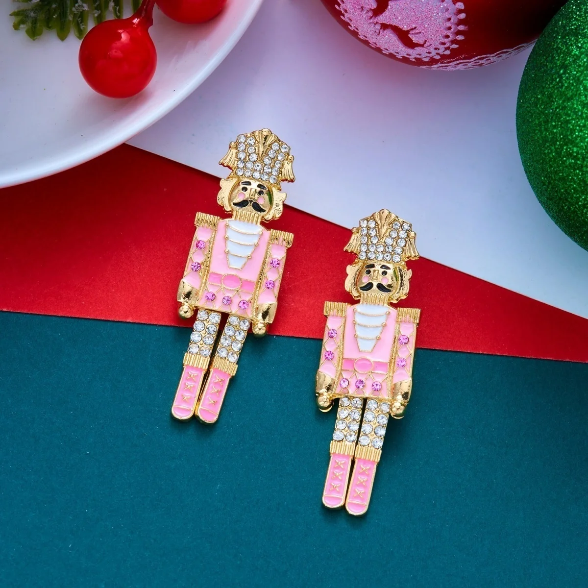 Kreative Krücken-Halter-Ohrringe mit Krönen-Nussknacker-Motiv für Damen, Weihnachtsmützen-Soldaten-Ohrringe, Neujahrsparty-Schmuck – Detail 26