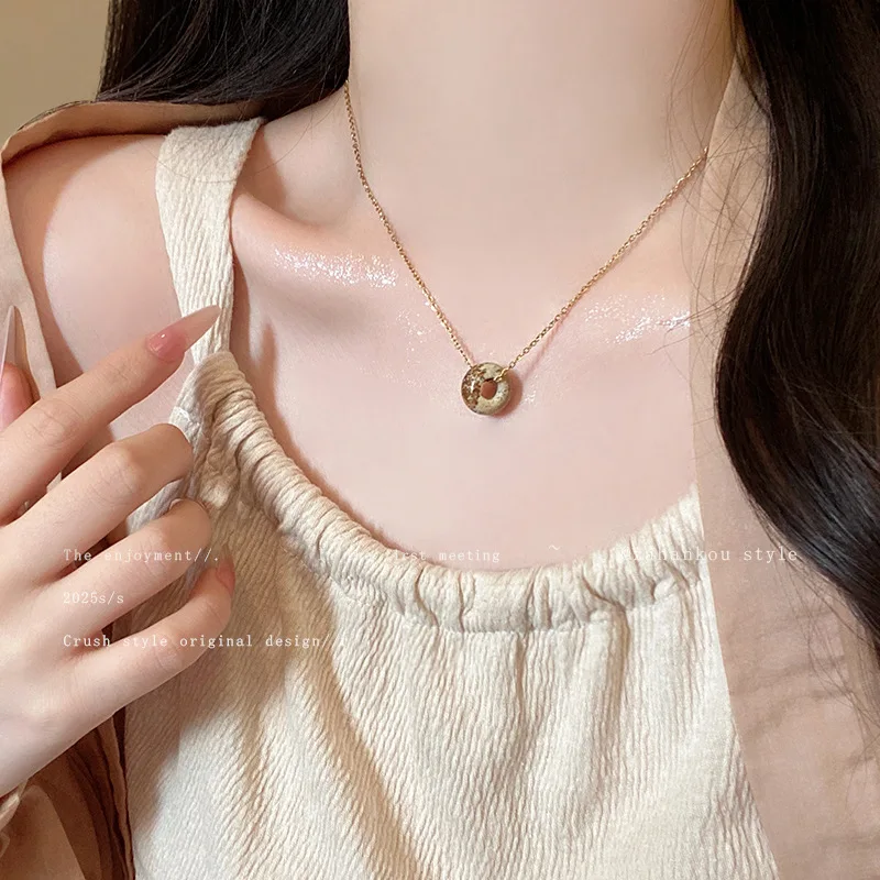 女性用チタン鋼ネックレス、ヴィンテージニッチスタイル、天然石ペンダント、鎖骨チェーン、新しい多用途ファッション個性アクセサリー 1