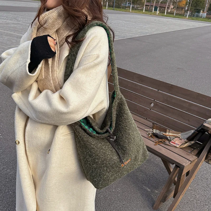 

Autumn And Winter Fashion New Woolen Women Bag Personalized And High-end Large Capacity Bucket Shaped Single Shoulder Bag Trendy