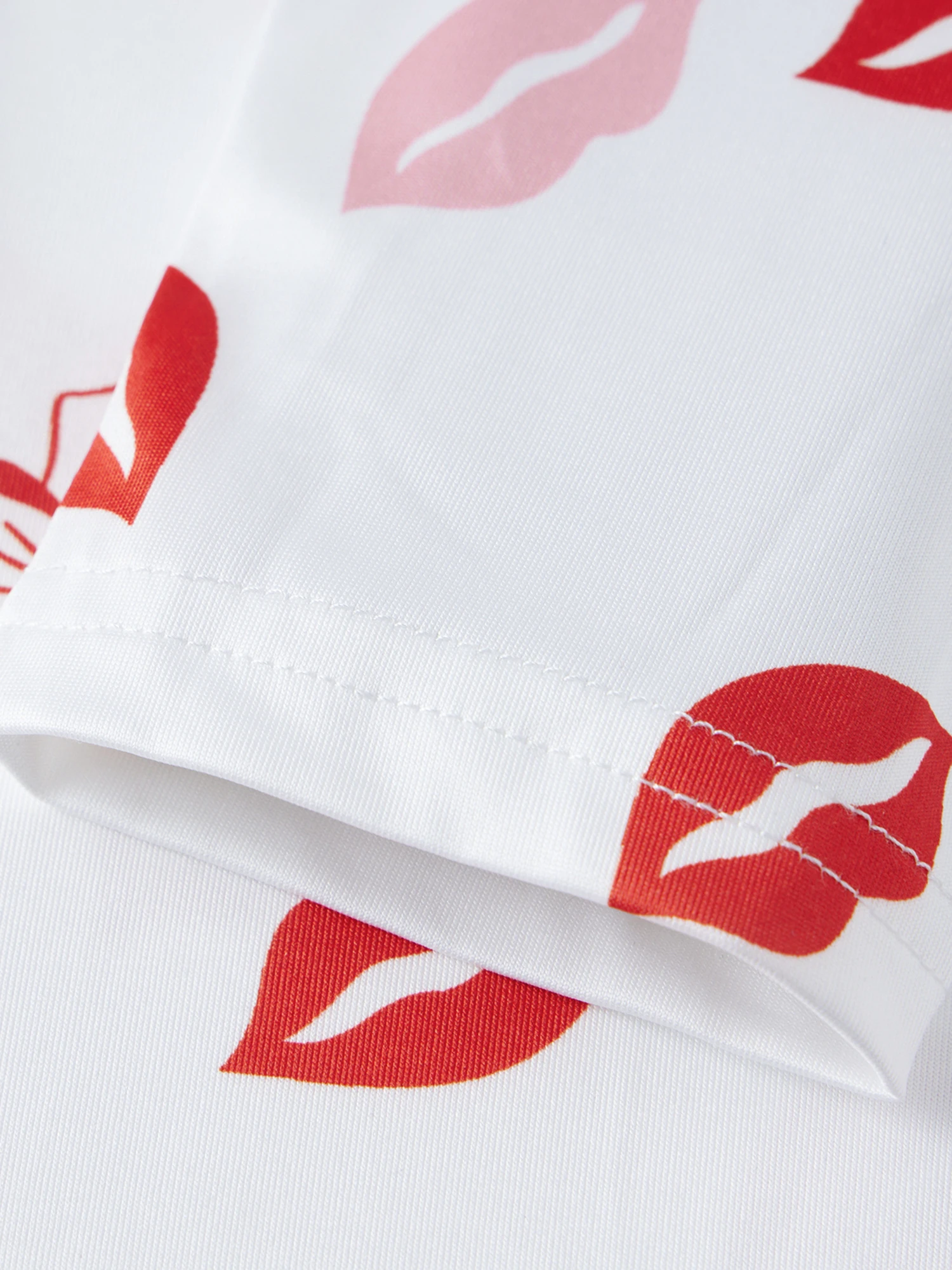 

Женский комбинезон на День святого Валентина с принтом в виде губ, банта и сердечек, с V-образным вырезом, длинными рукавами и рюшами по низу.