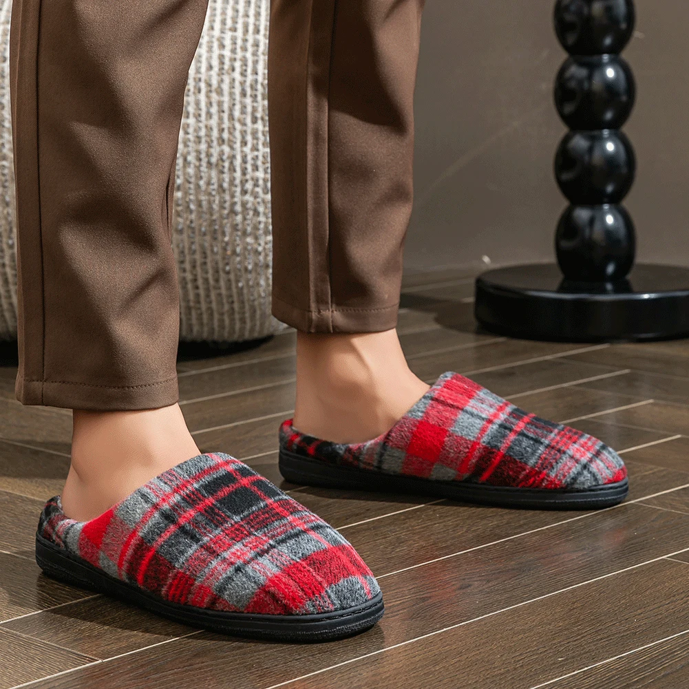 Herren-Hausschuhe aus weichem Filz mit Karomuster sind bequeme und warme Wohnzimmerschuhe sowie Winter-Innenschuhe. – Detail 8