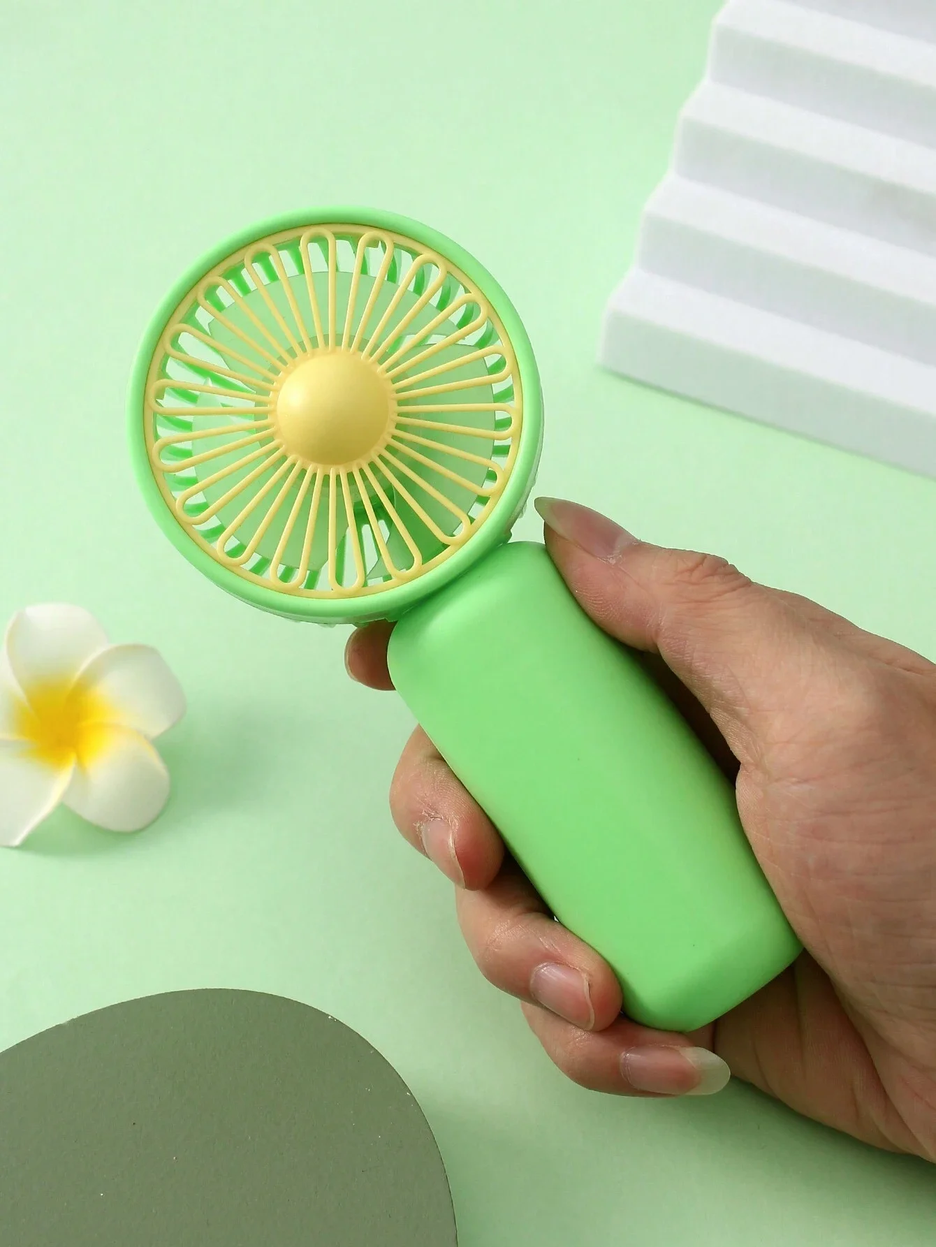 1 Stück AA-batteriebetriebener tragbarer Mini-Handventilator mit Ein-Gang-Einstellung, einfaches und minimalistisches Design für den Einsatz im Freien