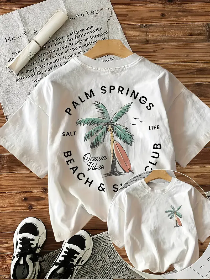 

Женская футболка с коротким рукавом, повседневный стиль, с графическим принтом «Пляжный клуб Палм-Спрингс» с пальмами и досками для серфинга.