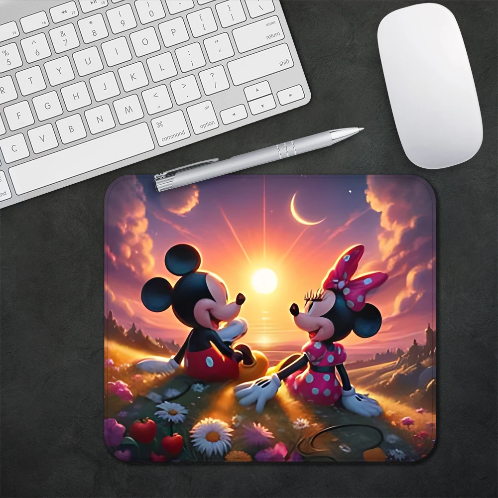 Süßes Anime Paar Mickey Minnie Gaming Mauspad xs kleines Mauspad für PC Gamer Desktop Dekoration Büro Maus Matte Deskmat Teppich