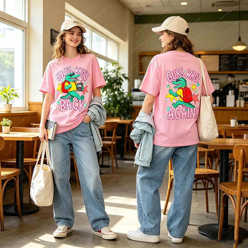 Ratet mal, wer wieder da ist: Gator Lustiges T-Shirt für Schüler und Lehrer zum Schulanfang, Y2K-Stil, beidseitig bedruckt, Grafik-Bekleidung, Neuartiges Spruch-T-Shirt – Detail 7