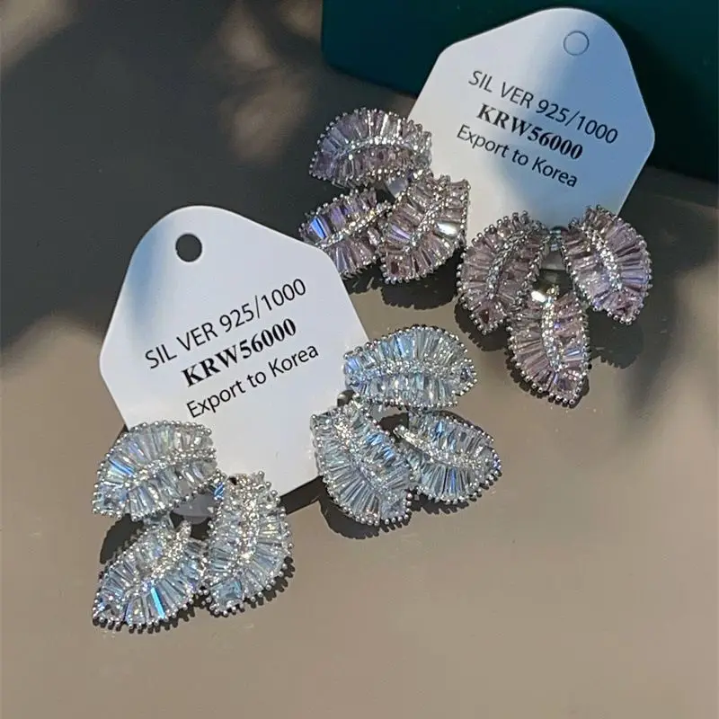 

2023 Women Zircon three-dimensional leaf temperament versatile micro inlaid super sparkling earrings