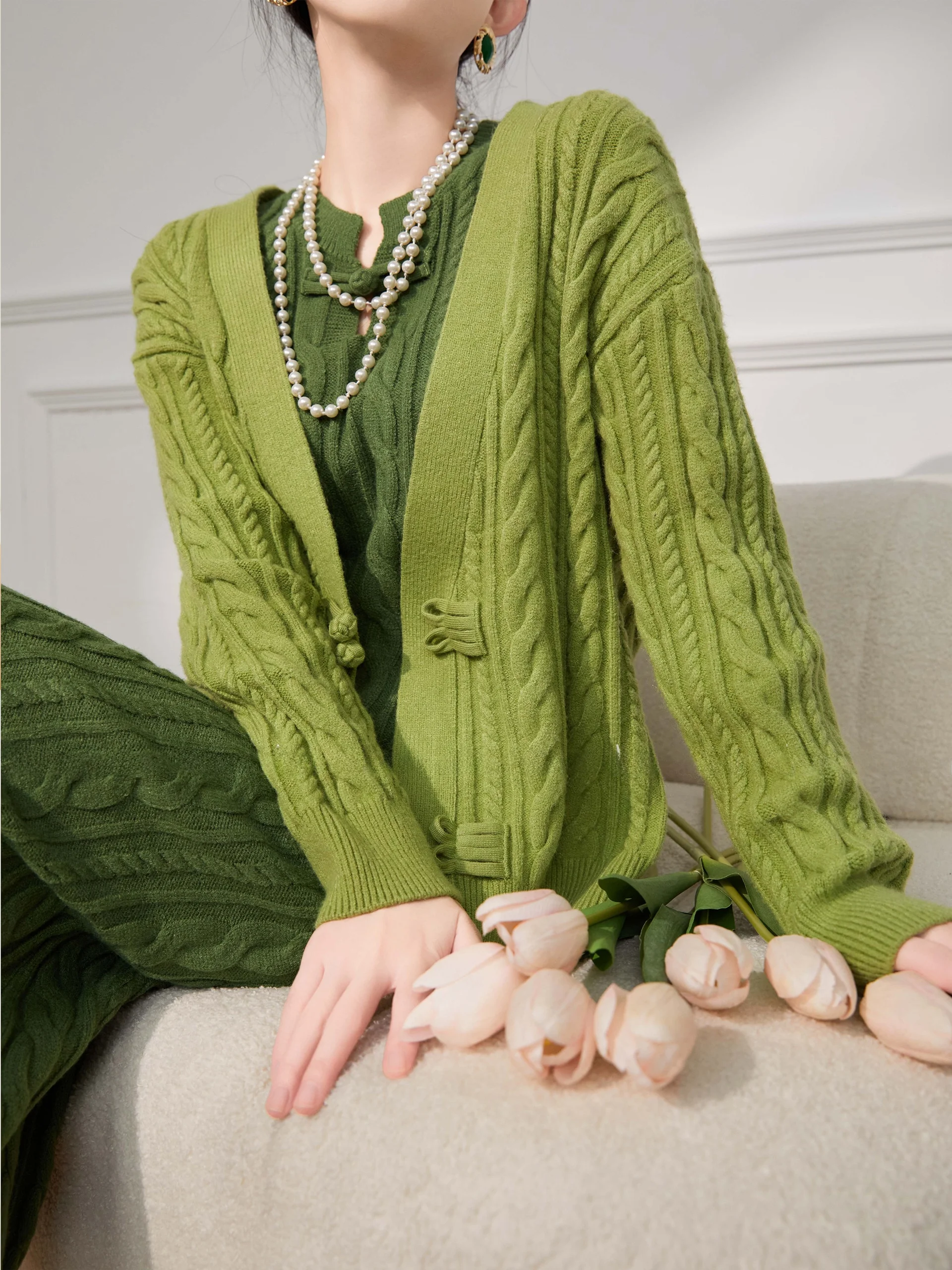 

New Chinese Style Knitted Two-Piece Set Green Buttoned Collar Lightweight Luxury Spring Fashion Women's Ensemble