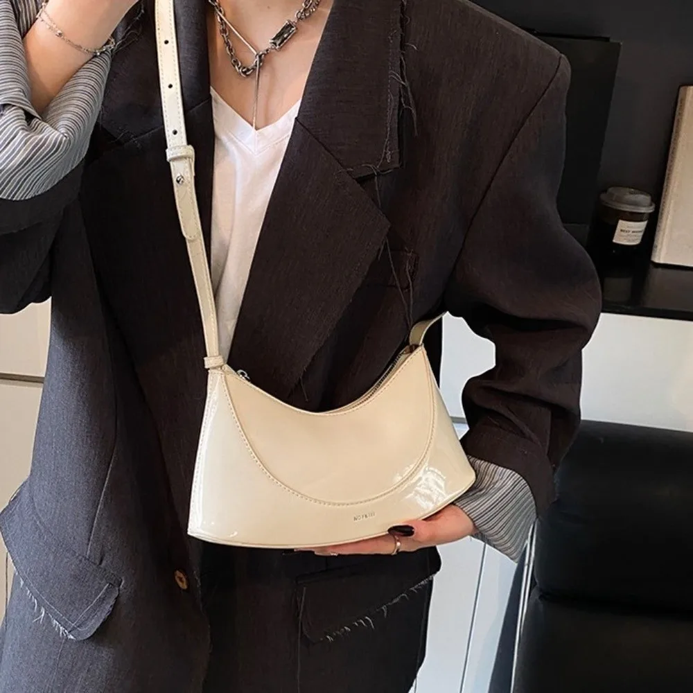 PUレザー半月型クロスボディバッグ 多用途クロスボディPUレザーショルダーバッグ 韓国風財布 腕の下バッグ 旅行用