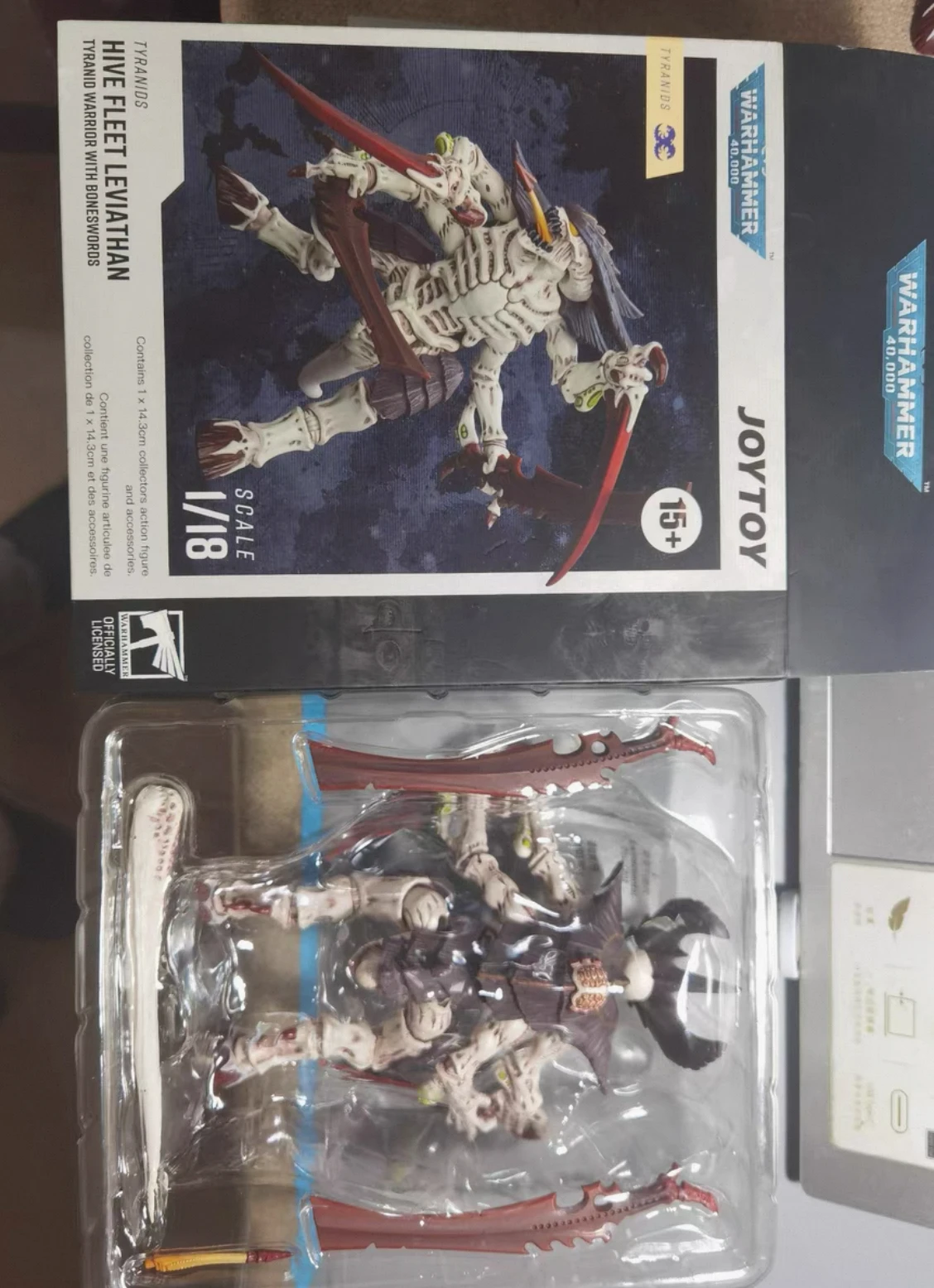 В наличии: JOYTOY TyranidsHive Fleet Leviathan, Воин-Тираннозавр с костяными мечами, коллекционная фигурка 1/18, подарки, игрушки