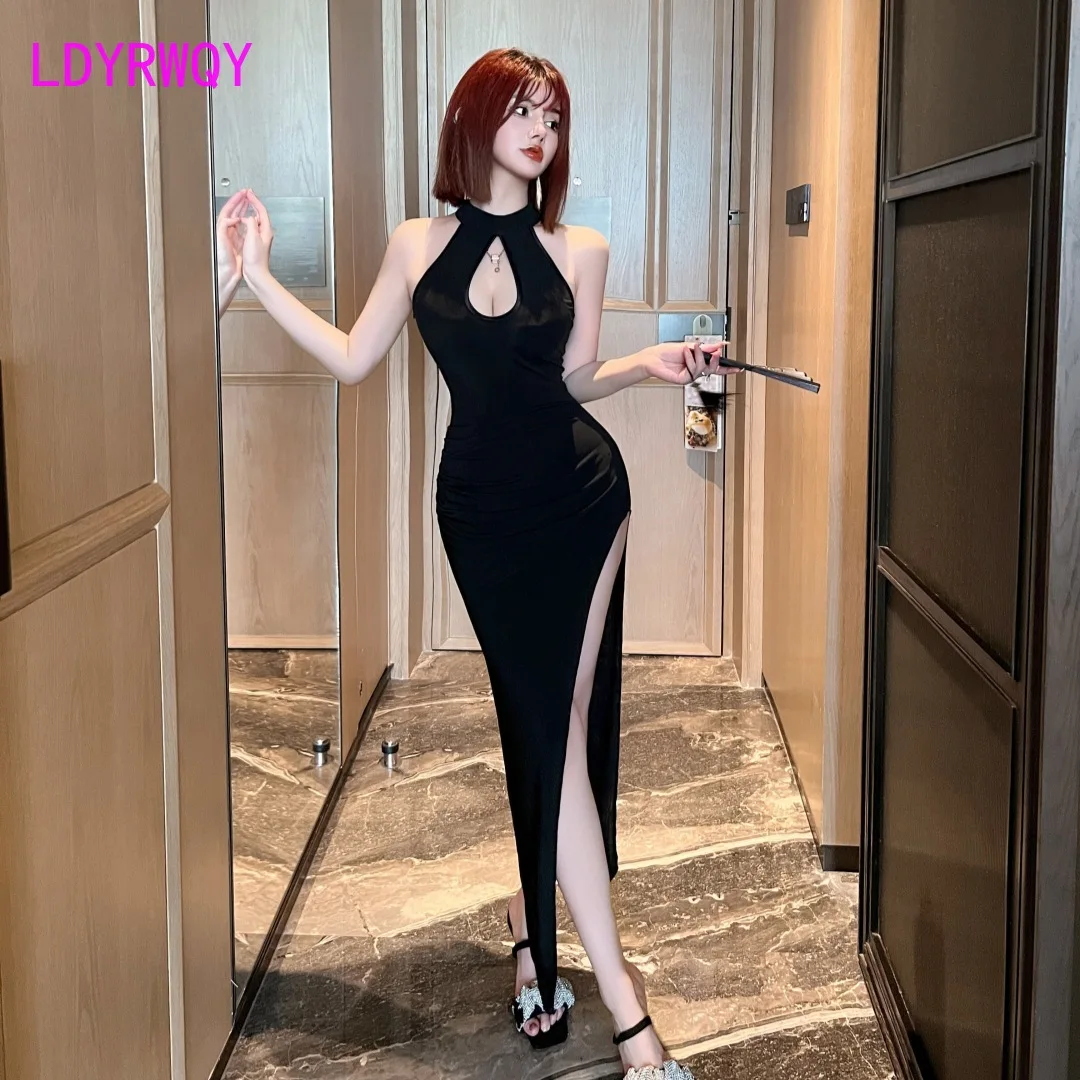 cheongsam with waistband and slimming effect. Black long dress with sexy revealing chest and standing neck dress.