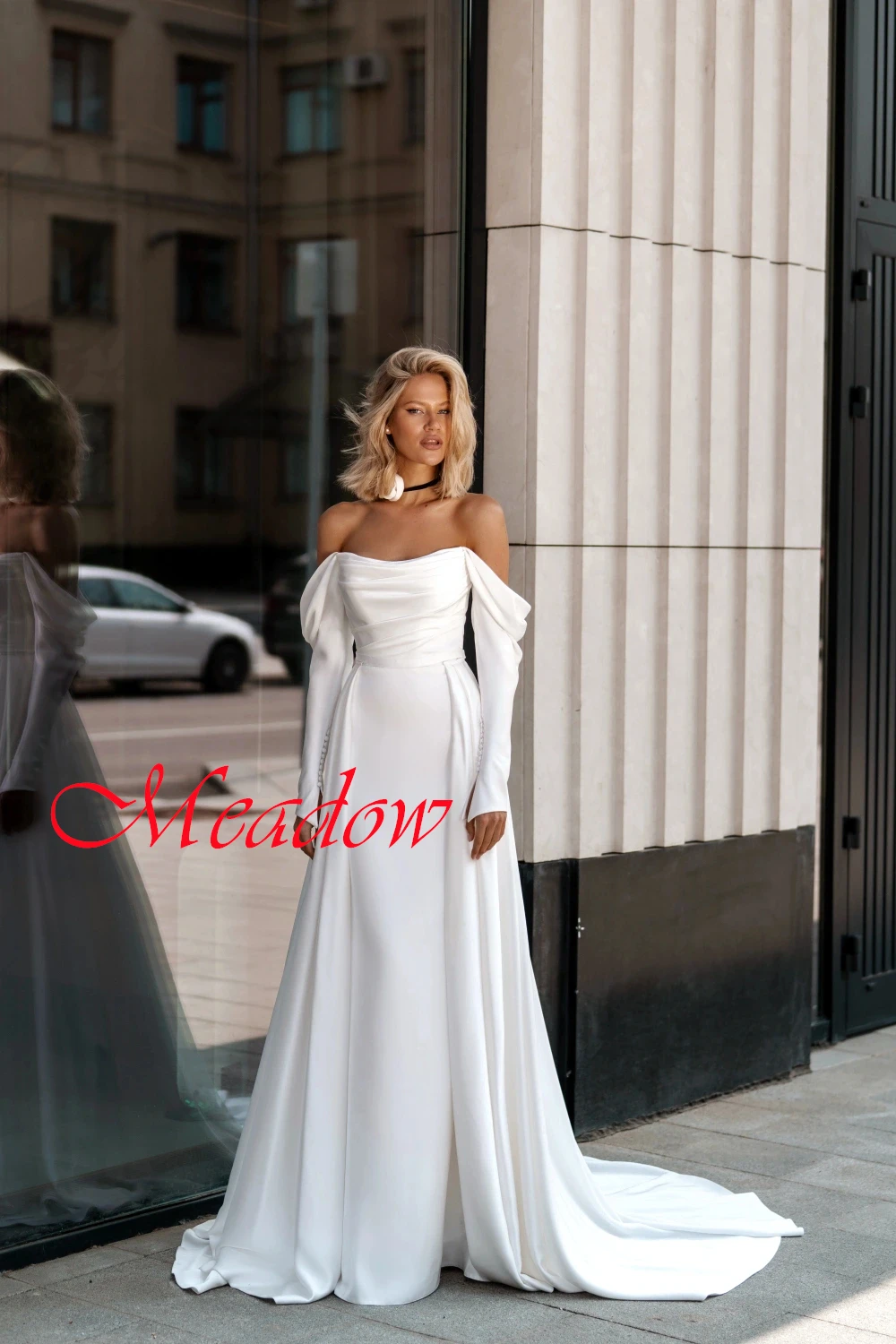 

Customized Exquisite White Satin Wedding Dress High Quality Strapless Strapless Long Sleeves Chapel Train Backless Bridal Gowns