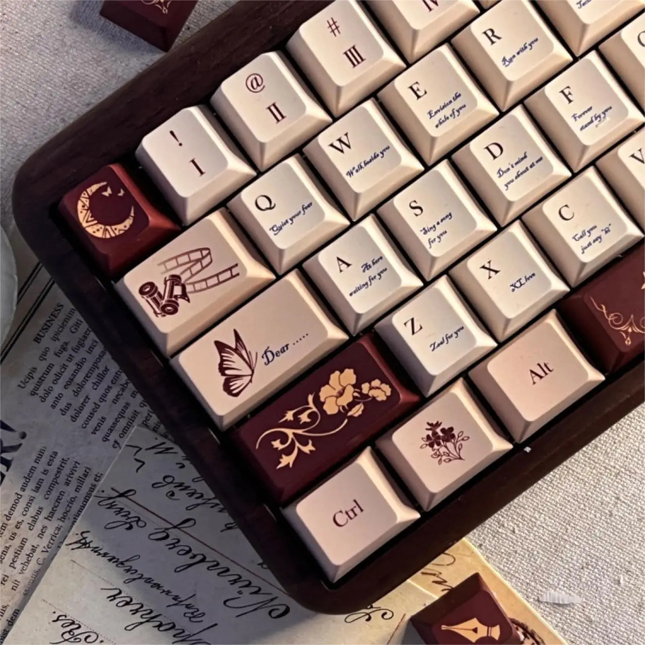 Imagem -02 - Keycap Retro Vermelho-marrom Pbt Carta de Amor Sublimação Cereja Elementos Florais de Borboleta Estilo Francês Faça Você Mesmo 140 Chaves