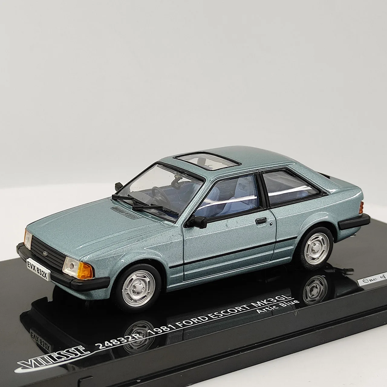 صندوق عيب سطح الطلاء المتشقق بمقياس 1:43 1981 موديل سيارة Ford Escort MK3 GL مصنوع من خليط معدني