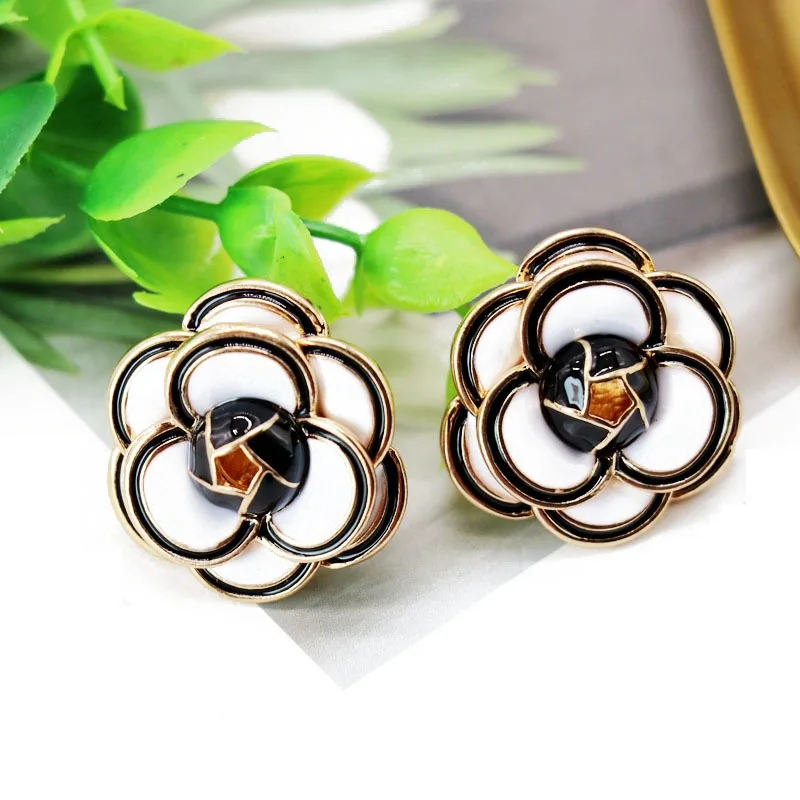 

Supply Black and White Three-dimensional Folding Flower Stud Earrings, Hand-painted Retro Earrings, Earrings