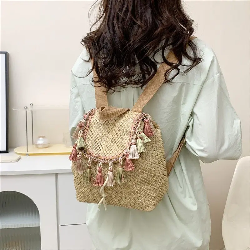 Nowy pleciony plecak ze słomy Casual Tassel Straw Bag Female Seaside Holiday Beach Bag Bohemian String Travel Bag 2024 for Gift