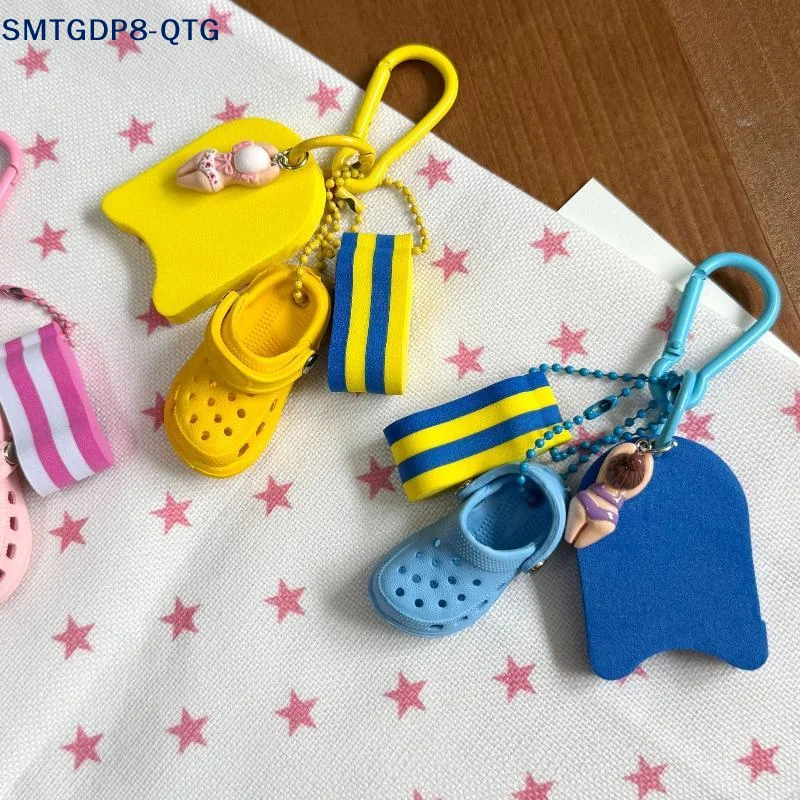 Resin Art Beach Theme - พวงกุญแจธีมชายหาดฤดูร้อนสุดน่ารักใหม่ พร้อมจี้รองเท้าแตะขนาดเล็กและจี้นักว่ายน้ำสุดน่ารัก เหมาะสำหรับตกแต่งกระเป๋าเป้และเป็นของขวัญ