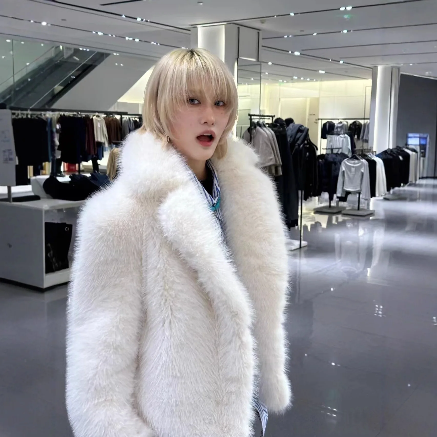 

White Winter Women Artificial Fur Coat Oversized Fluffy Lapel Collar Lady Faux Fur Jacket Loose Thickened Female Eco Fur Outwear