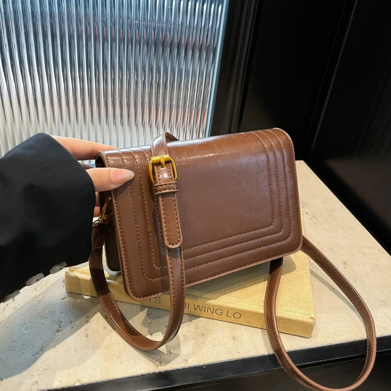 حقائب كروس من جلد البولي يوريثان بلون سادة للنساء مصممة جديدة حقيبة كتف صغيرة تحت الإبط حقائب يد ومحافظ للإبط