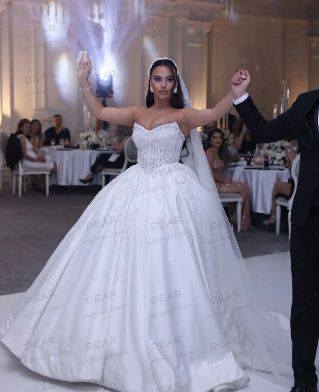 

Formal Luxury Boat Neck Wedding Dresses Sexy A Line Sleeveless Women Bridal Ball Gowns Satin Customized Vestidos De Novia Party