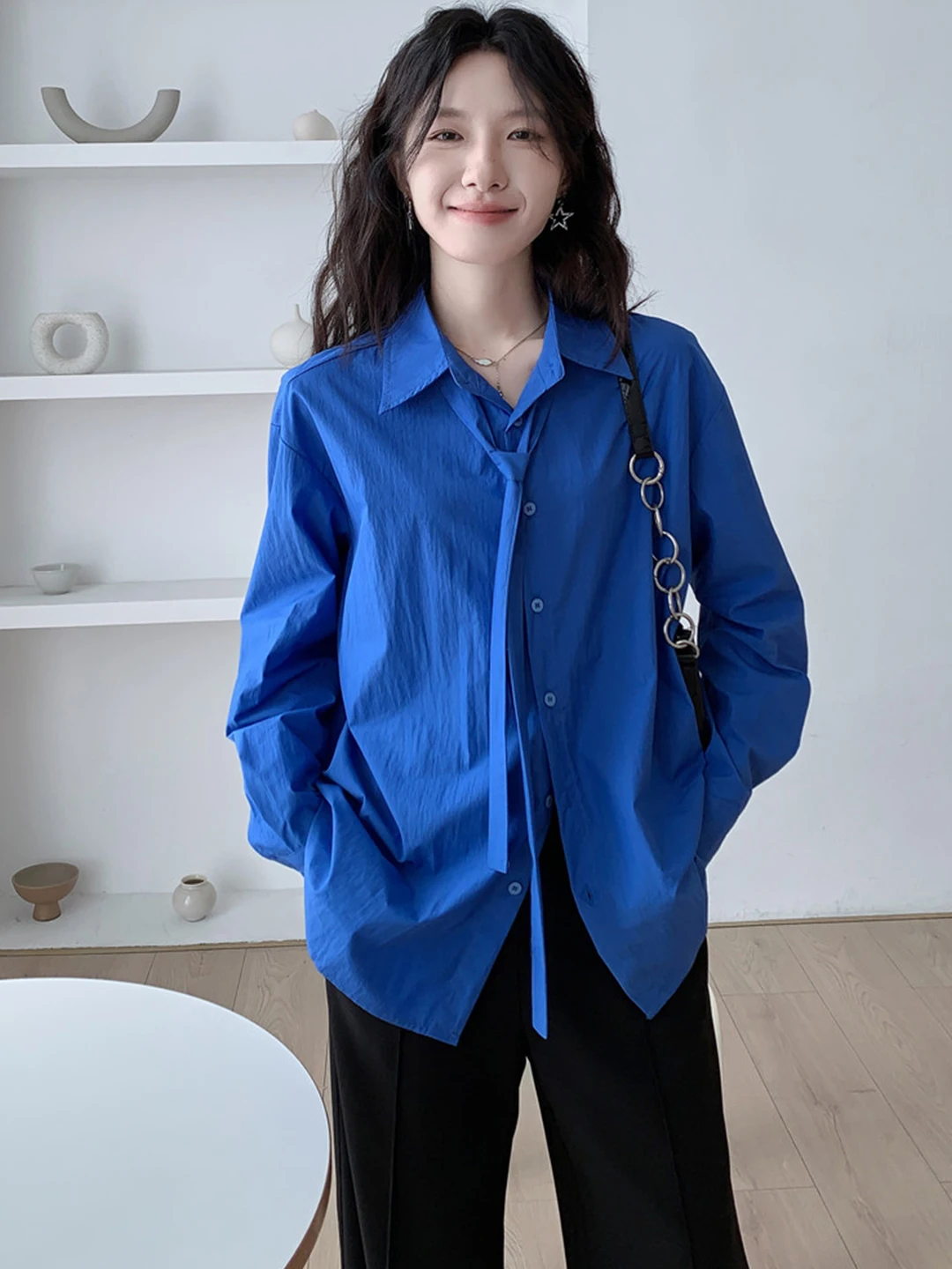 

Женская рубашка с длинным рукавом цвета синий Кляйн с поясом, свободного кроя, в корейском стиле, для ранней осени, очень красивая, модная, универсальная.