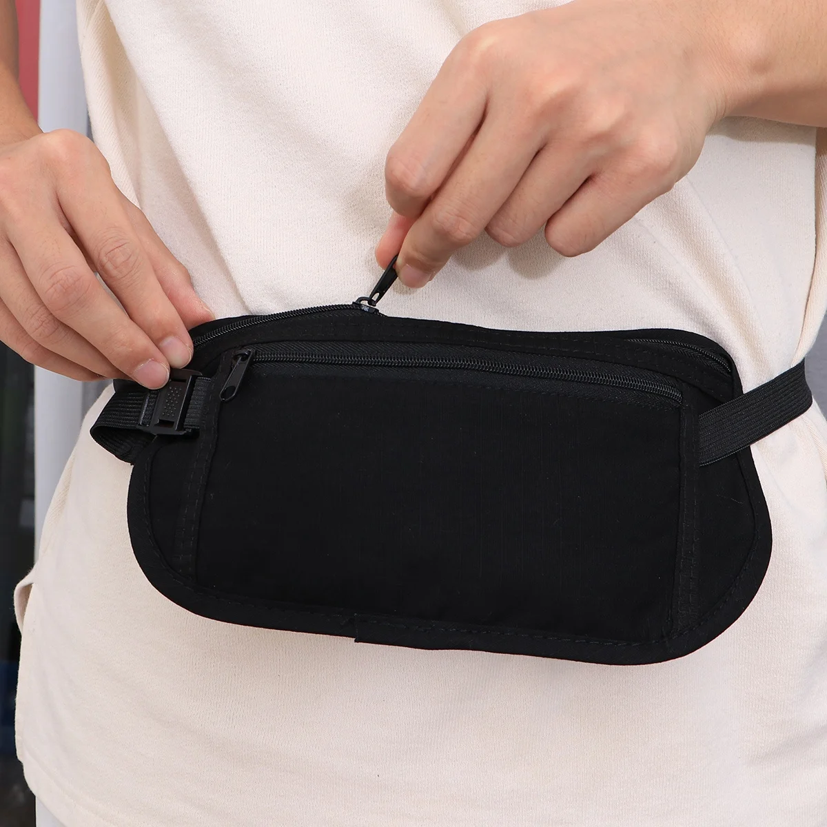 حقيبة خصر للجري من Fanny Pack للتمرين في الهواء الطلق وحقيبة رفيعة للغاية باللون الأسود للسفر