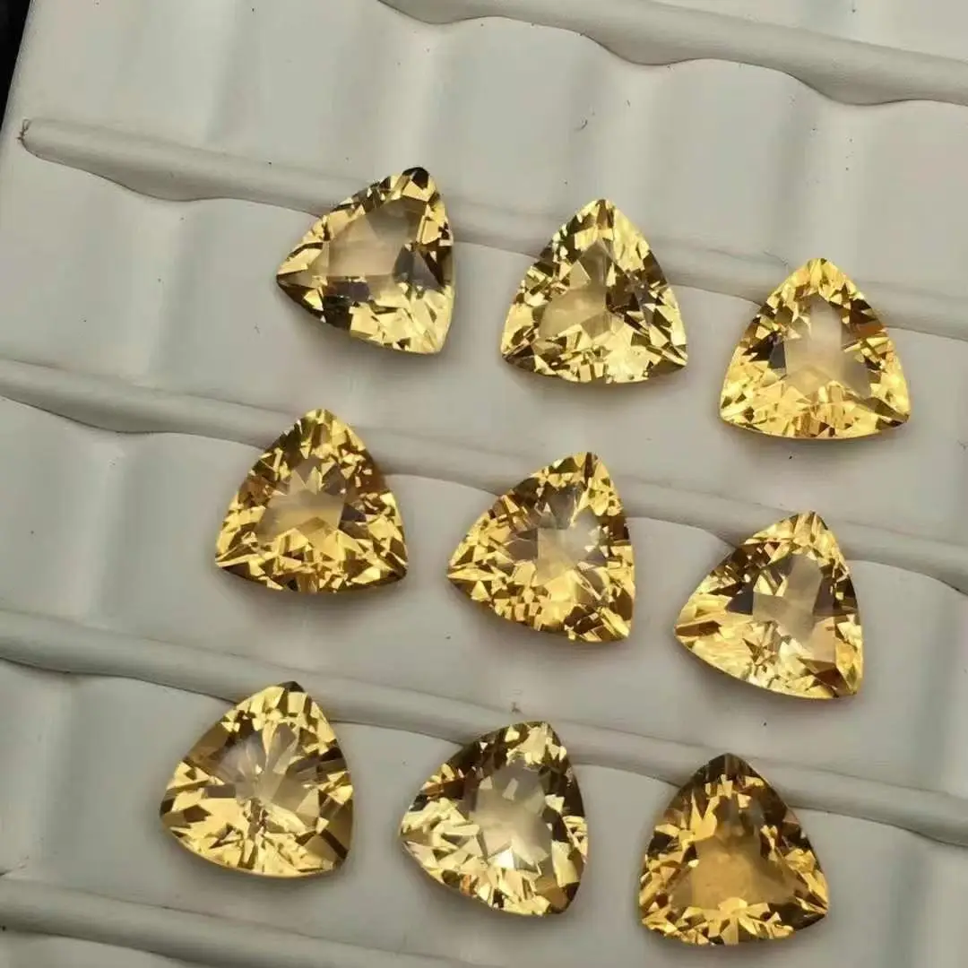 

Кольцо из натурального желтого кристалла диаметром 8 мм в форме треугольника