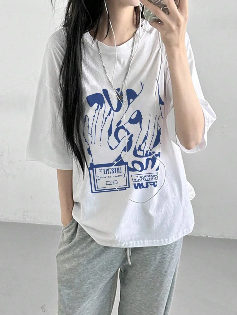 T-shirt taglie forti: design delle mani e testo “EMBRACE THE FUTURE”, strada e trendy