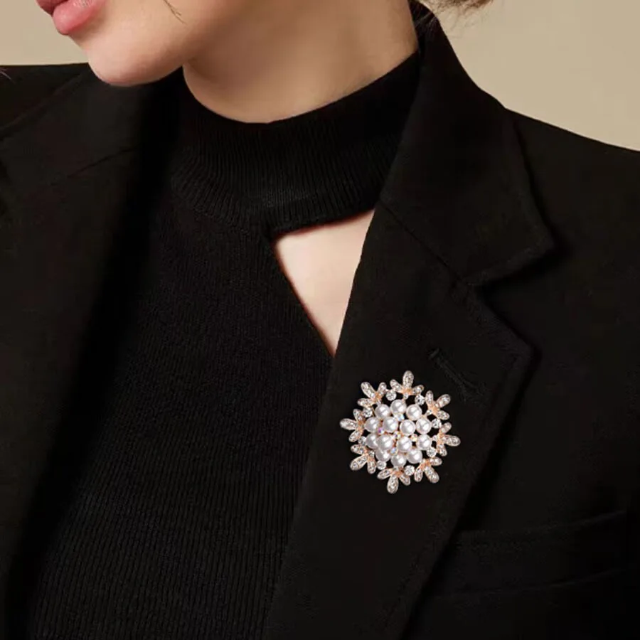 Trendy Elegant Crystal Flower Brooches Pearl Rhinestone Clothing Brooch Luxury Metal Lapel Pins For Lady Wedding Jewelry Gifts