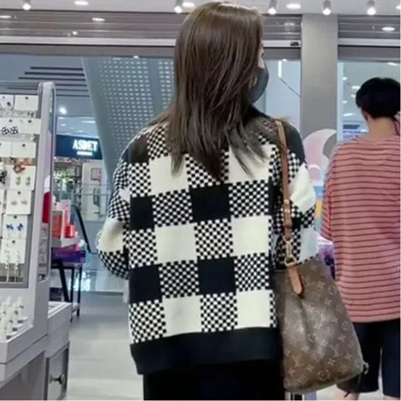 Autumn and Winter New Loose and Lazy Style Color Blocked Black and White Checkered Knitted Sweater Cardigan Jacket