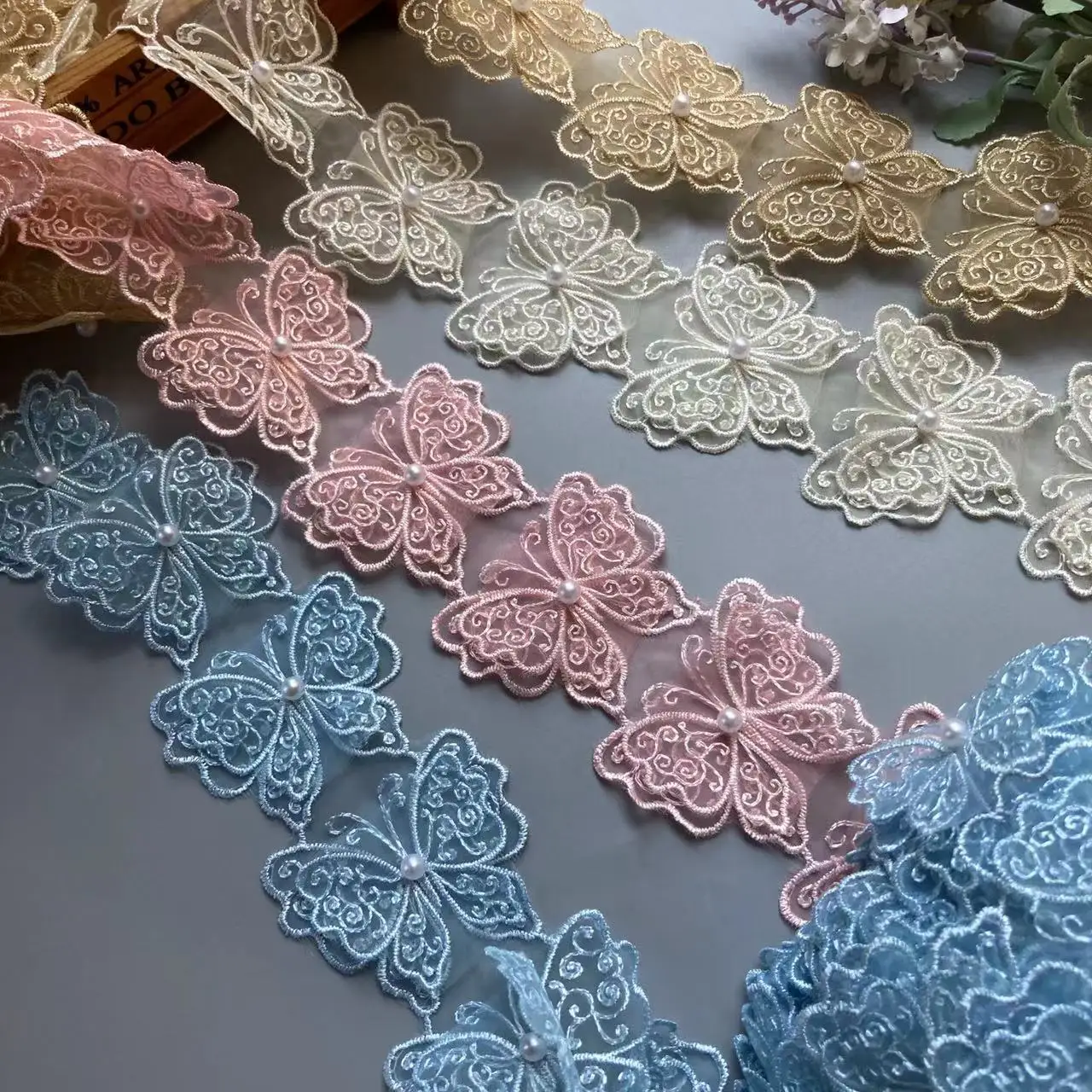 10pcs/lot Pearl Butterfly Flower Organza Embroidery Fabric Lace Trim Ribbon Clothes 3D Beading Flower Wedding Dress Applique