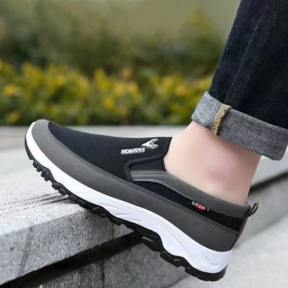 Sepatu kasual pria, 2024 ringan dapat bernafas, Slip on, kasual, Anti slip, datar, berjalan, ukuran 39-44