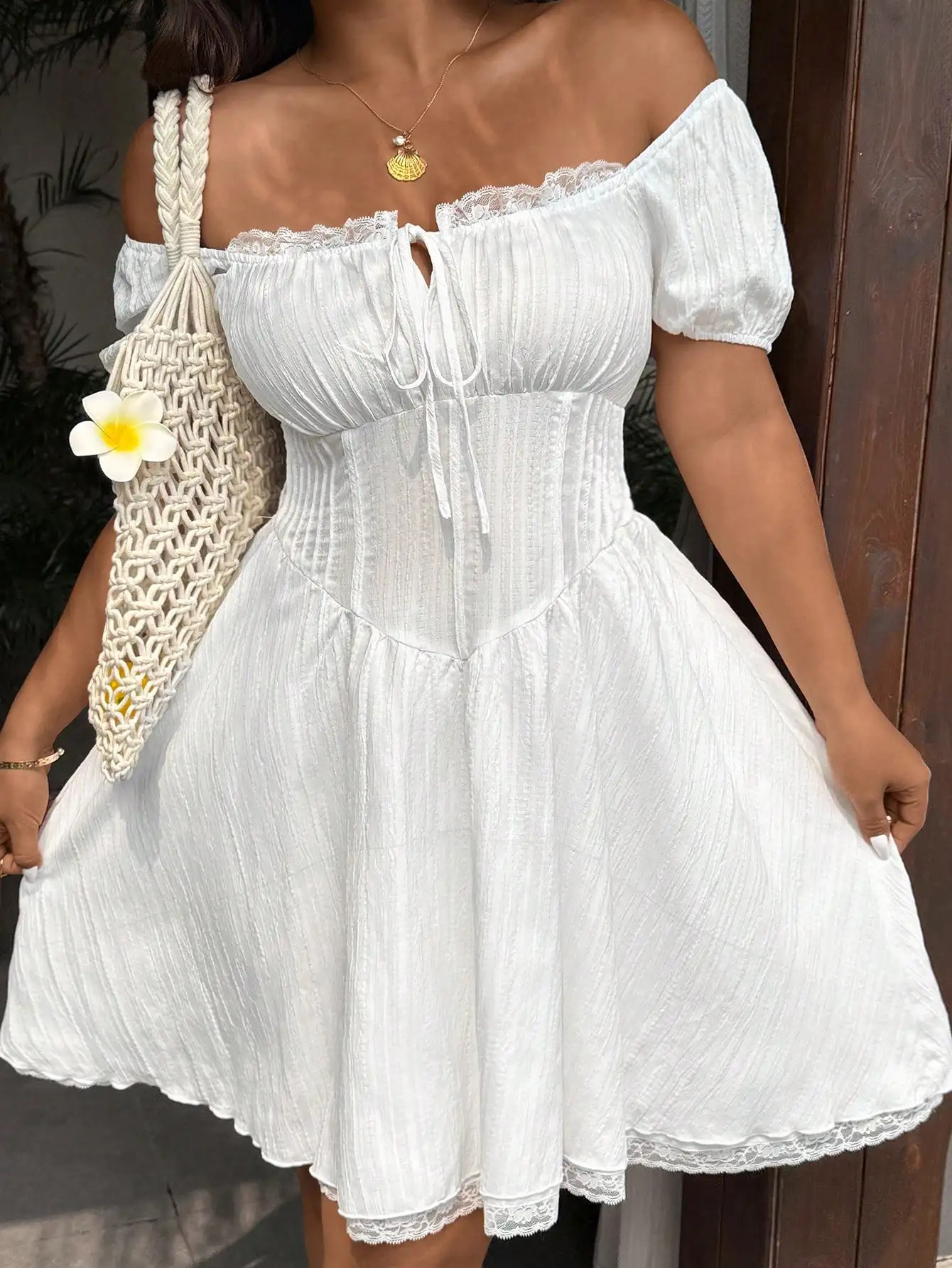 

Белое платье с открытыми плечами, кружевной отделкой, корсетным поясом и пышными рукавами