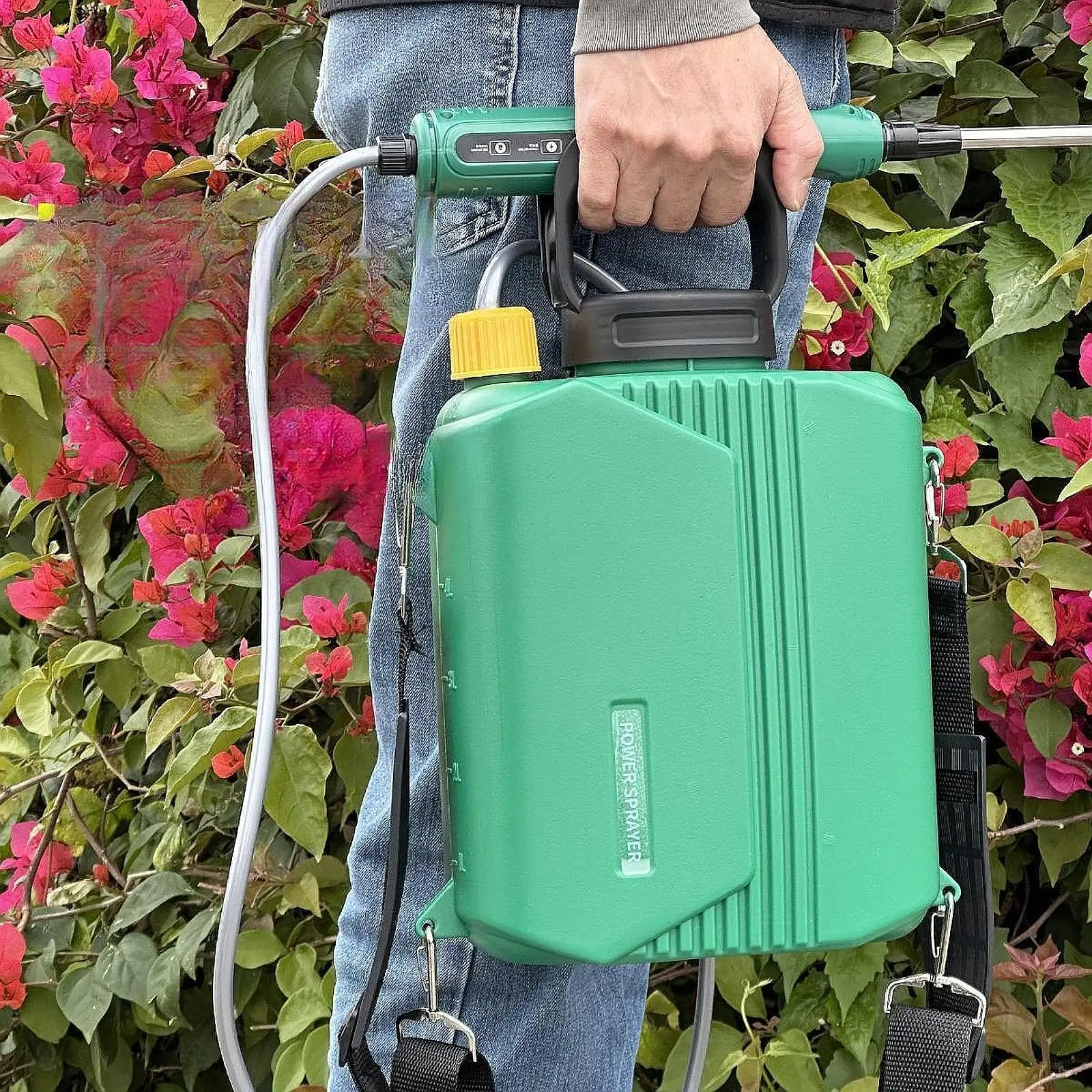 

Распылитель на батарейках, 6 л, с 3 насадками для тумана, портативный регулируемый инструмент для плечевого стержня для полива растений на открытом воздухе, садового газона