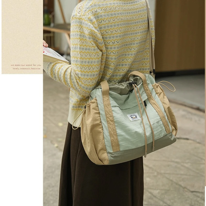 Nieuwe wintertextuur Versalite Crossbodytassen Grote capaciteit Kleurblok Eenvoudige emmertas Lichtgewicht casual stoffen schoudertas