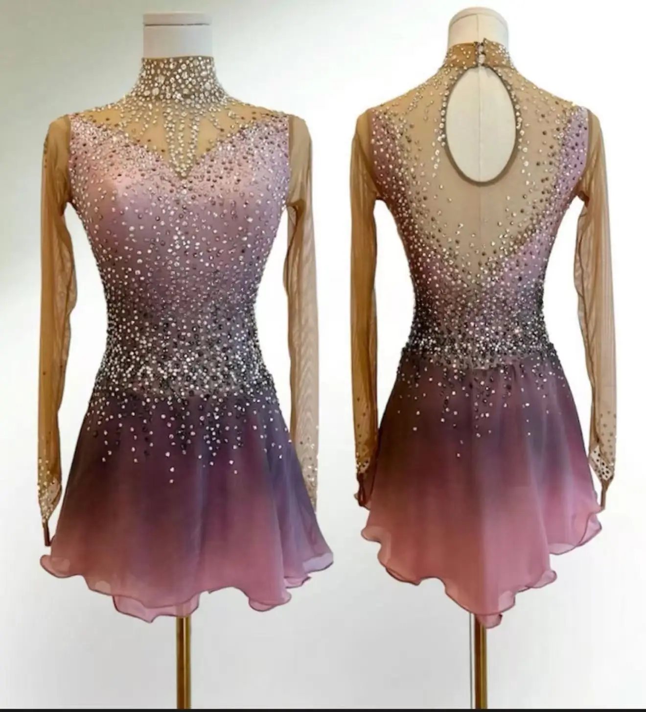 

Новый стильный костюм для выступлений по фигурному катанию