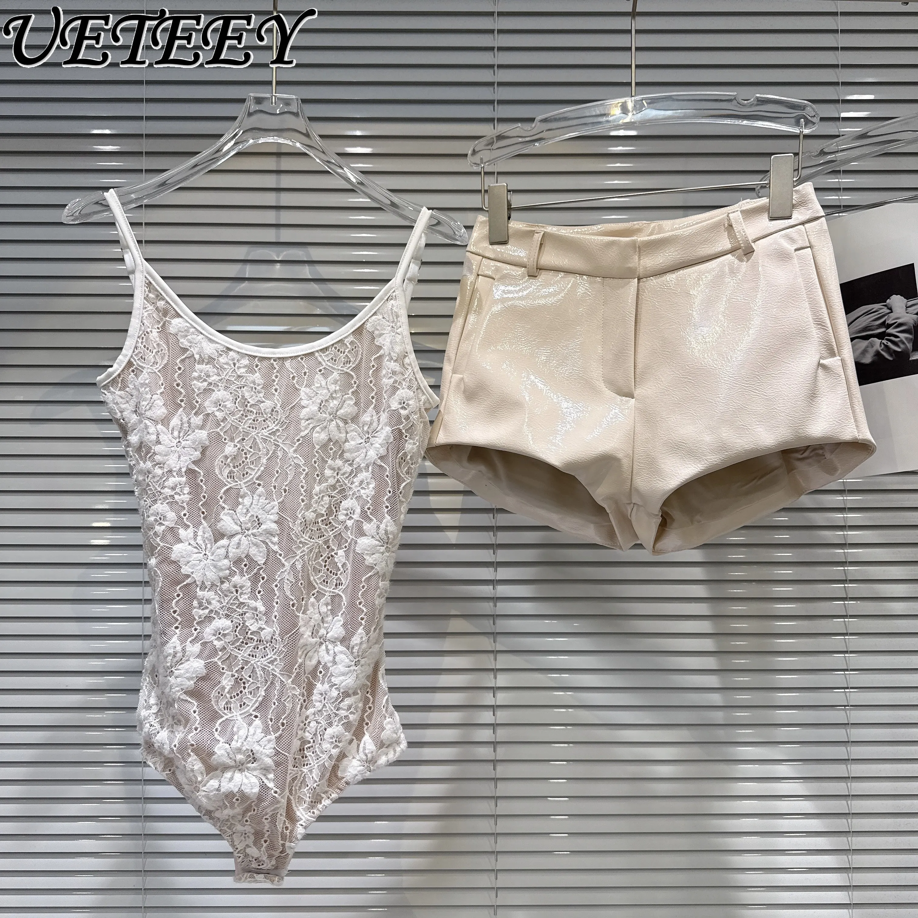 

Новинка Весна 2026: Нежный белый кружевной комбинезон-топ + комплект из 2 предметов: шорты из искусственной кожи. Женские наряды.