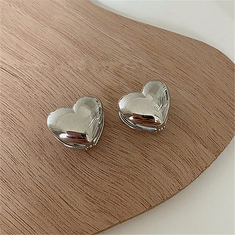 Exclusive Design Heart Shaped Glossy Three Dimensional Fashionable Luxurious High End Versatile Ear Jewelry for Women