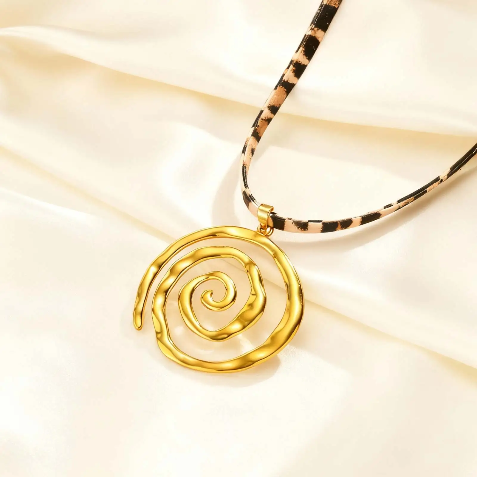 خمر الفولاذ المقاوم للصدأ هندسية دوامة قلادة متعددة الطبقات ليوبارد طباعة المخملية سلسلة قلادة للنساء مجوهرات الأزياء