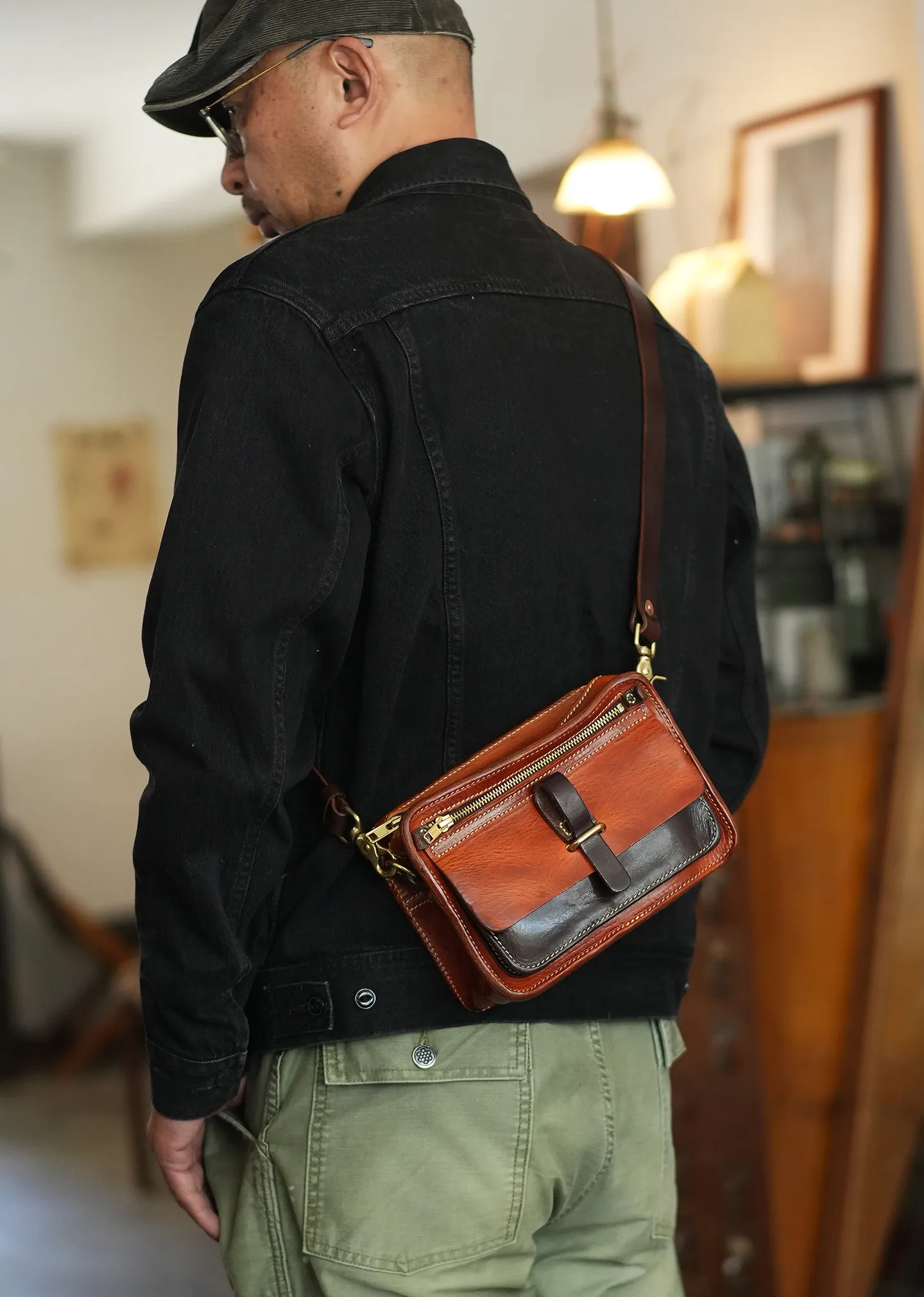 Wochenend-Outdoor-Tasche, tägliche erste Schicht aus Rindsleder, Herren-Umhängetasche, modische, lässige Designer-Umhängetasche, handgefertigt, aus echtem Leder. – Detail 1