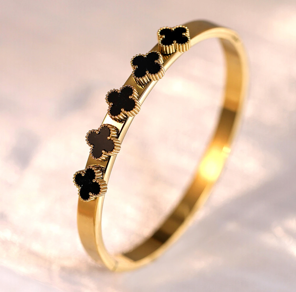 

Simple couple luxury high-end feeling accessories for men and women, titanium steel temperament bracelet