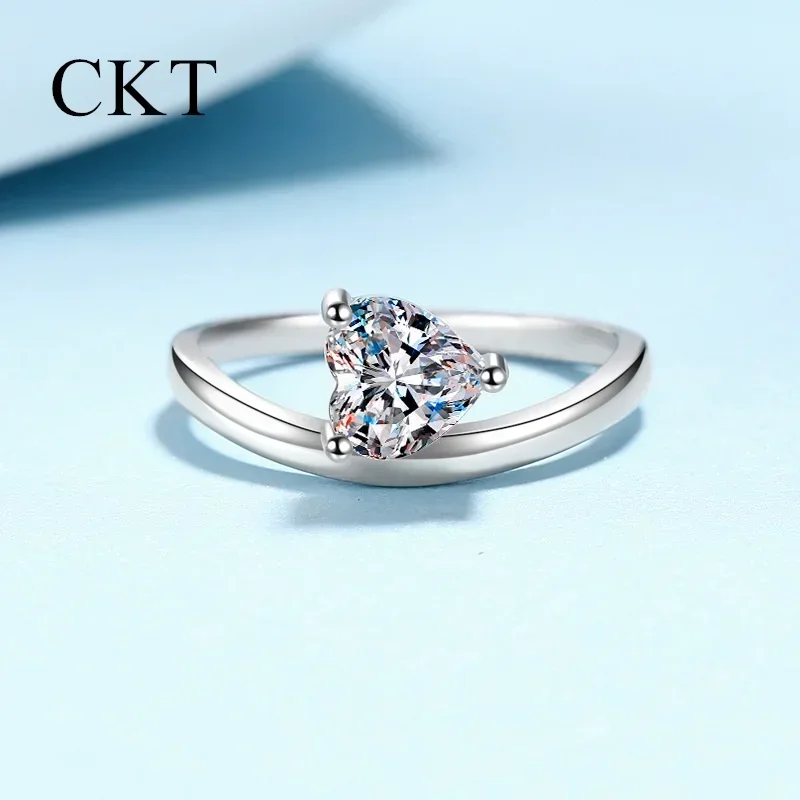 

18K White Gold Luxury Platinum Pt950 Sweet Gift for Girlfriend 1 Carat Love Moissanite Ring Band Sparkling Diamond Fine Jewelry