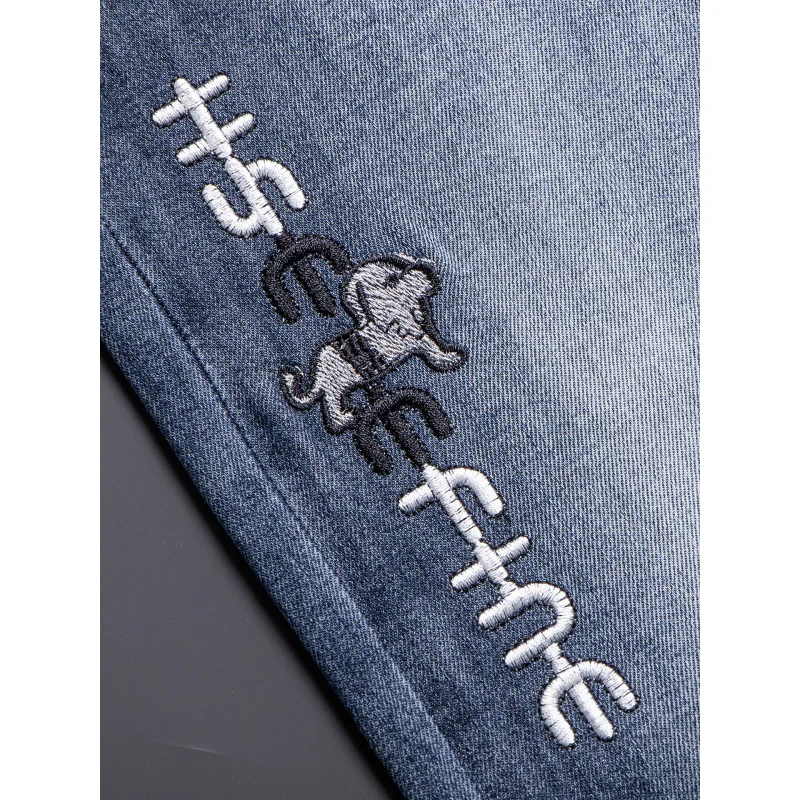 جينز مطرز جديد لعام 2025 للرجال صيفي، رفيع، نحيف، قدم صغيرة، عصري، مرن، كاجوال، سروال طويل عصري