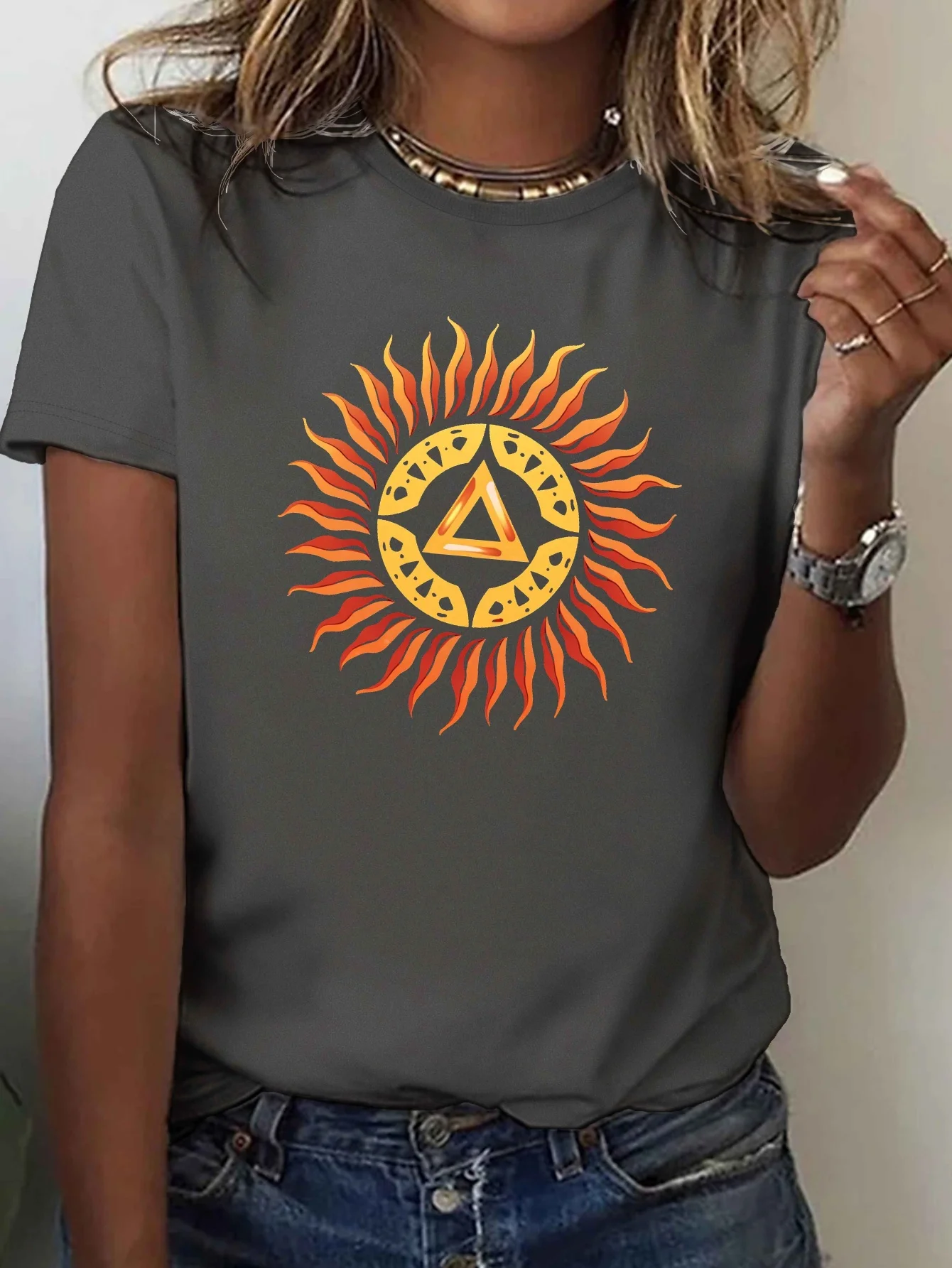 تي شيرت نسائي برسومات رمز الشمس النقية - كاجوال بأكمام قصيرة، مناسب مريح مع تصميم هندسي نابض بالحياة، قابل للغسل في الغسالة