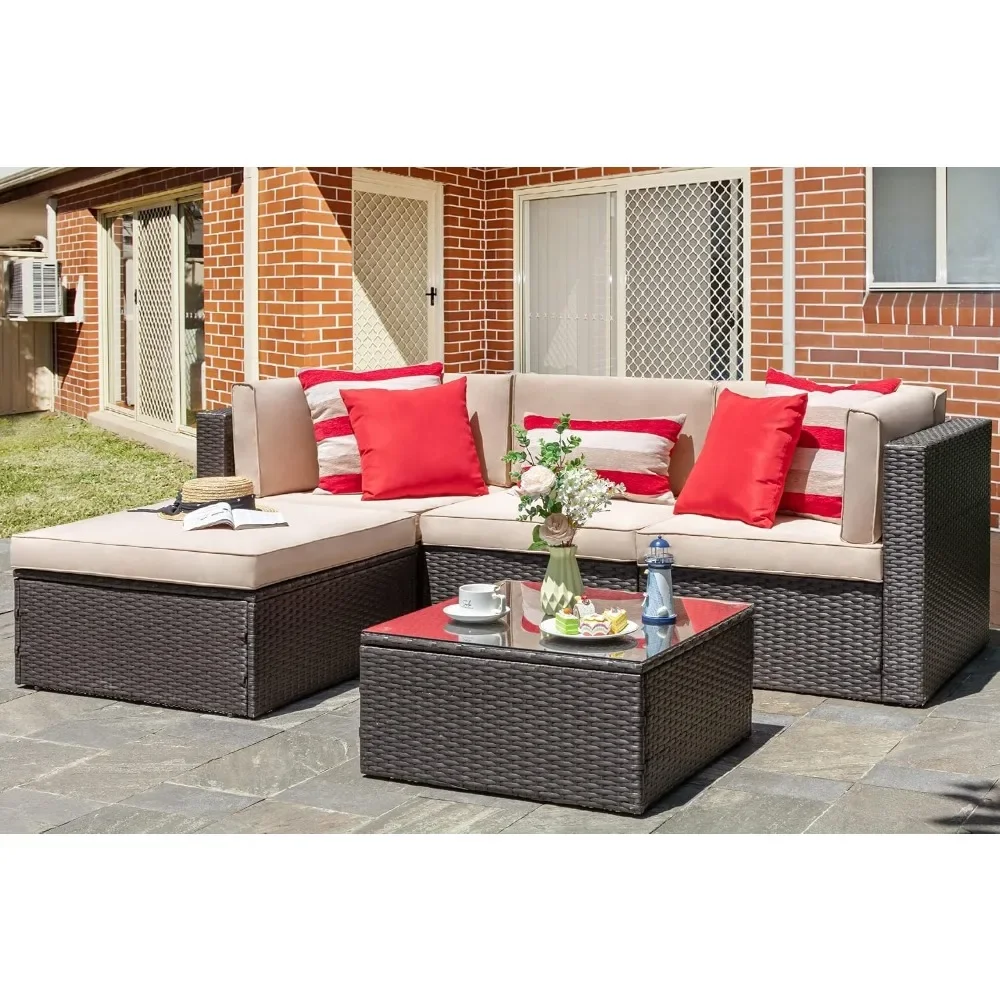 Divano da giardino, set da 5 pezzi di divano da esterno beige in vimini PE marrone con tavolo in vetro stile ottomano, cuscino rosso, divano da terrazza