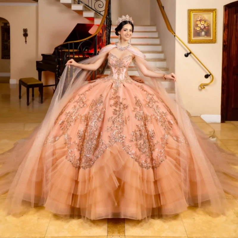 

Розовое блестящее бальное платье Quinceanera Платья с открытыми плечами Золотая аппликация Кружева с бусинами и бантом Многоуровневое тюлевое платье для вечеринки по случаю дня рождения Sweet 16